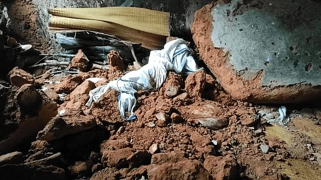 இடிந்து விழுந்த மண் சுவர்
