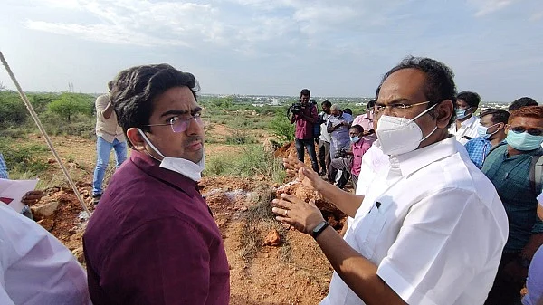 ரெட்டியார்பட்டி மலை மீது ஆட்சியருடன் அமைச்சர் தங்கம் தென்னரசு