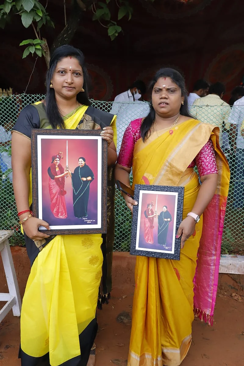 சசிகலாவை சந்தித்த ஆதரவாளர்கள்