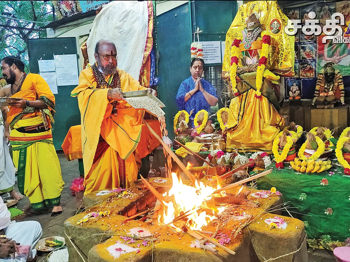இனிதே நடைபெற்றது
ஶ்ரீகும்ப குருப்பெயர்ச்சி
மஹா ஹோமம்!