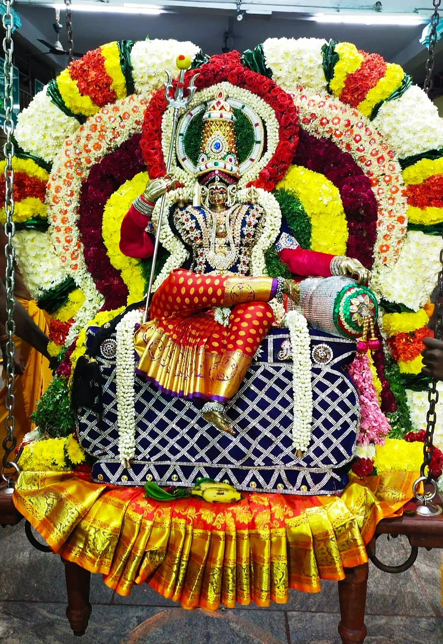 ஊஞ்சல் உற்சவத்தில் துர்காதேவி அலங்காரத்தில் அங்காளி