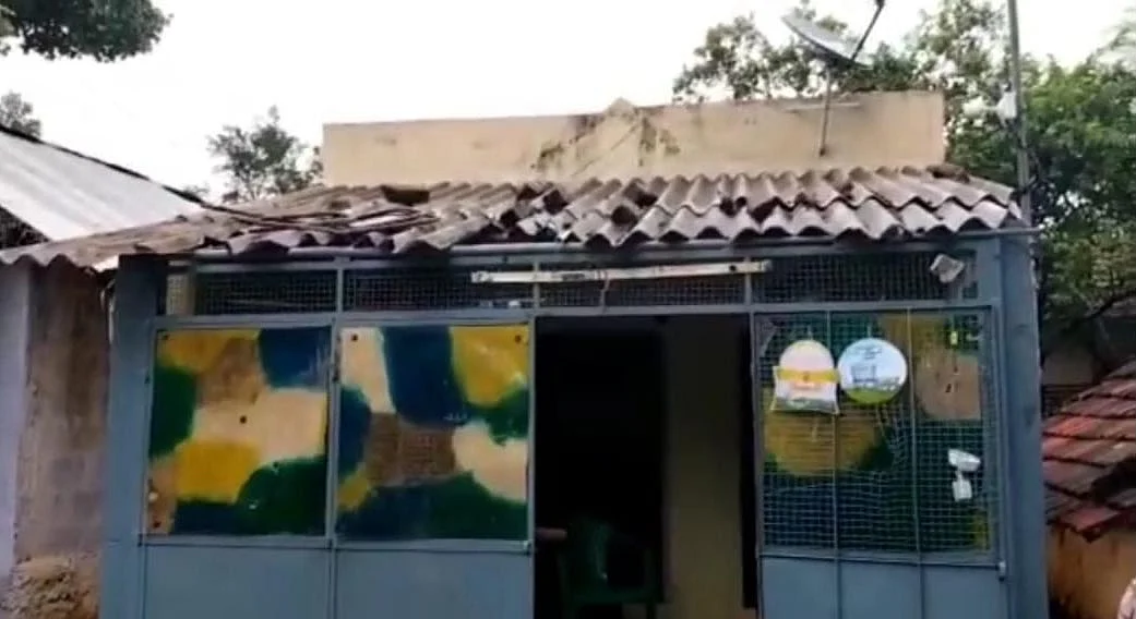 அடித்து நொறுக்கப்பட்ட வீடு