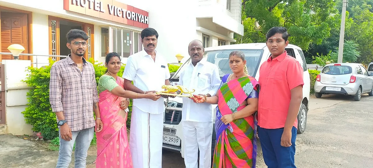 வெண்கலத்தில் செய்யப்பட்ட சிறுத்தை சிலை வழங்கிய ஆதரவாளர்கள்