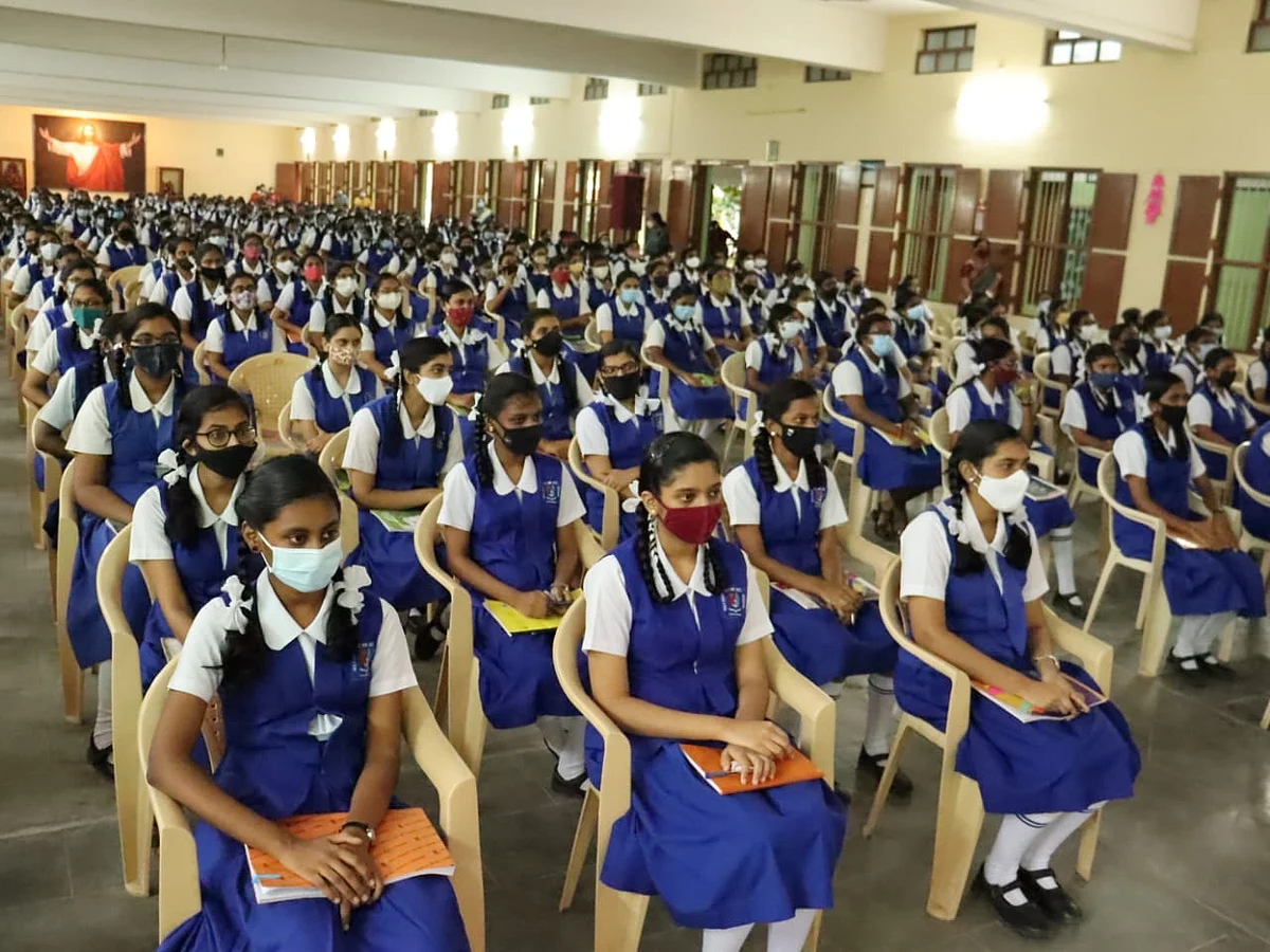 நிகழ்ச்சியில் கலந்துகொண்ட மாணவிகள்