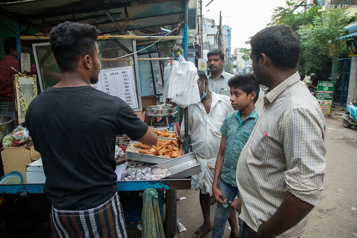 திருச்சி ஊர்ப் பெருமை - `பொடி, வெங்காயம்' கலந்து தரும் சந்துக்கடை சமோசா! | Article about Sandukadai Samosa Shop at Trichy 2 சமோசா கடை