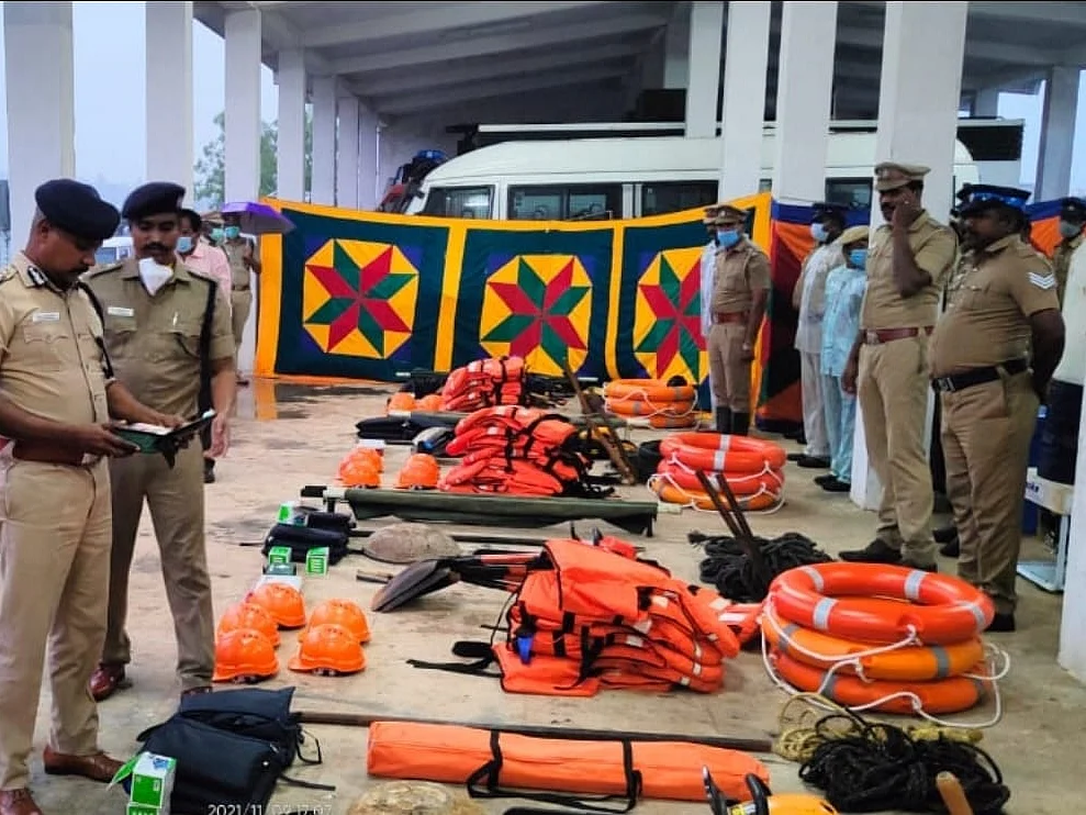 திருவாரூர்: தொடர் கனமழை, புயல் பாதிப்புகளை எதிர்கொள்ள 24 மணி நேர காவல் மீட்புக்குழுக்கள்!