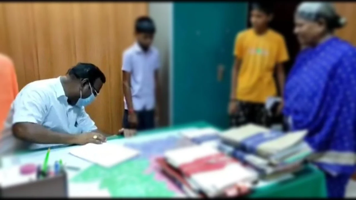 காலில் விழுந்த வனிதா
