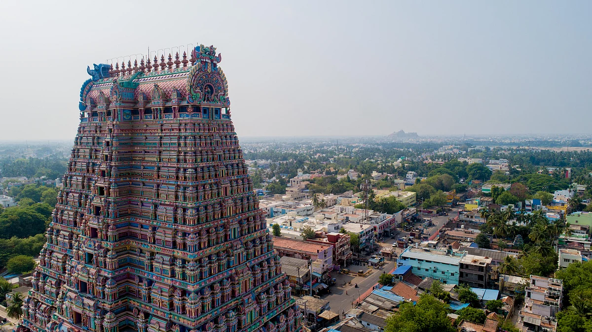 திருச்சி திருவரங்கம் கோயிலும் எதிரே மலைக்கோட்டையும்