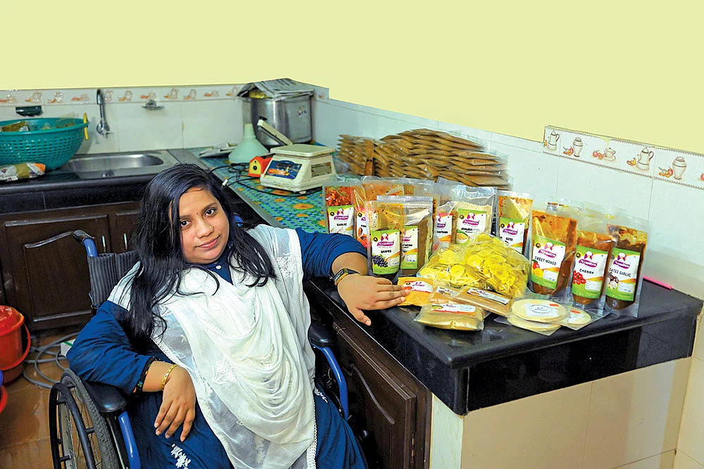 வீல்சேர்ல முடங்கினாலும் சொந்தக்கால்ல நின்னு ஜெயிச்சுட்டேன்! - ‘ஊறுகாய் செஃப்’ தீஜா