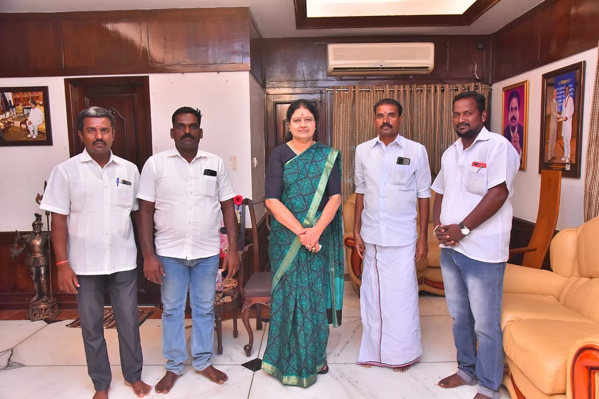 வீட்டில் ஆதரவாளர்களை சந்தித்த சசிகலா
