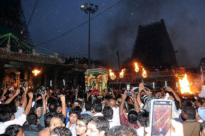 நல்லன எல்லாம் அருள்வாள்
கிரிவல நாயகி !