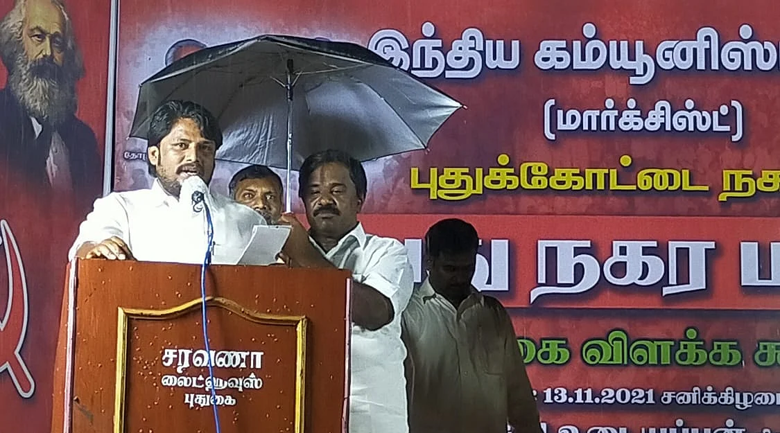 குடைபிடிக்கும் எம்.எல்.ஏ