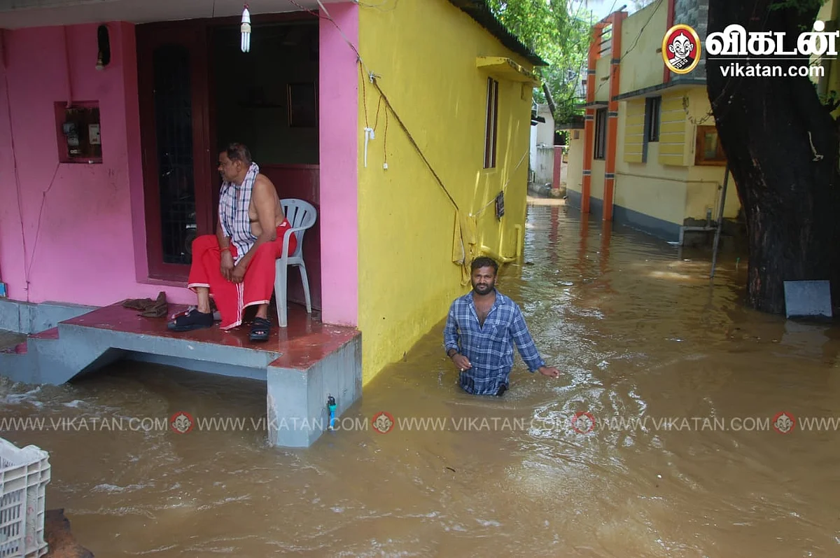 வீடுகளைச் சூழ்ந்த வெள்ளம்