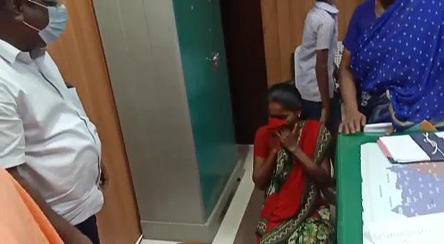 காலில் விழுந்து அழுத வனிதா