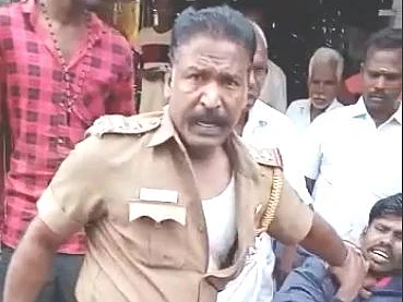 `இளைஞரை அறைந்த எஸ்.ஐ; கட்டிப்புரண்டு சண்டை; 4 பிரிவுகளின் கீழ் கைதான இளைஞர்!' - நடந்தது என்ன?