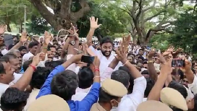 மறைமுகத் தேர்தல் வெற்றி கொண்டாட்டத்தில் தயாளன் (திமுக) தரப்பு.
