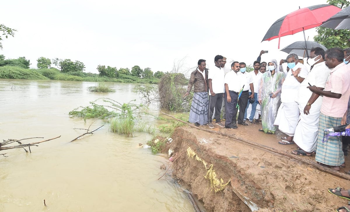 தொடர் மழையால் உடைந்த வெட்டாற்றின் கரை; ஊருக்குள் புகுந்த வெள்ளத்தால் மூழ்கிய பயிர்கள்!