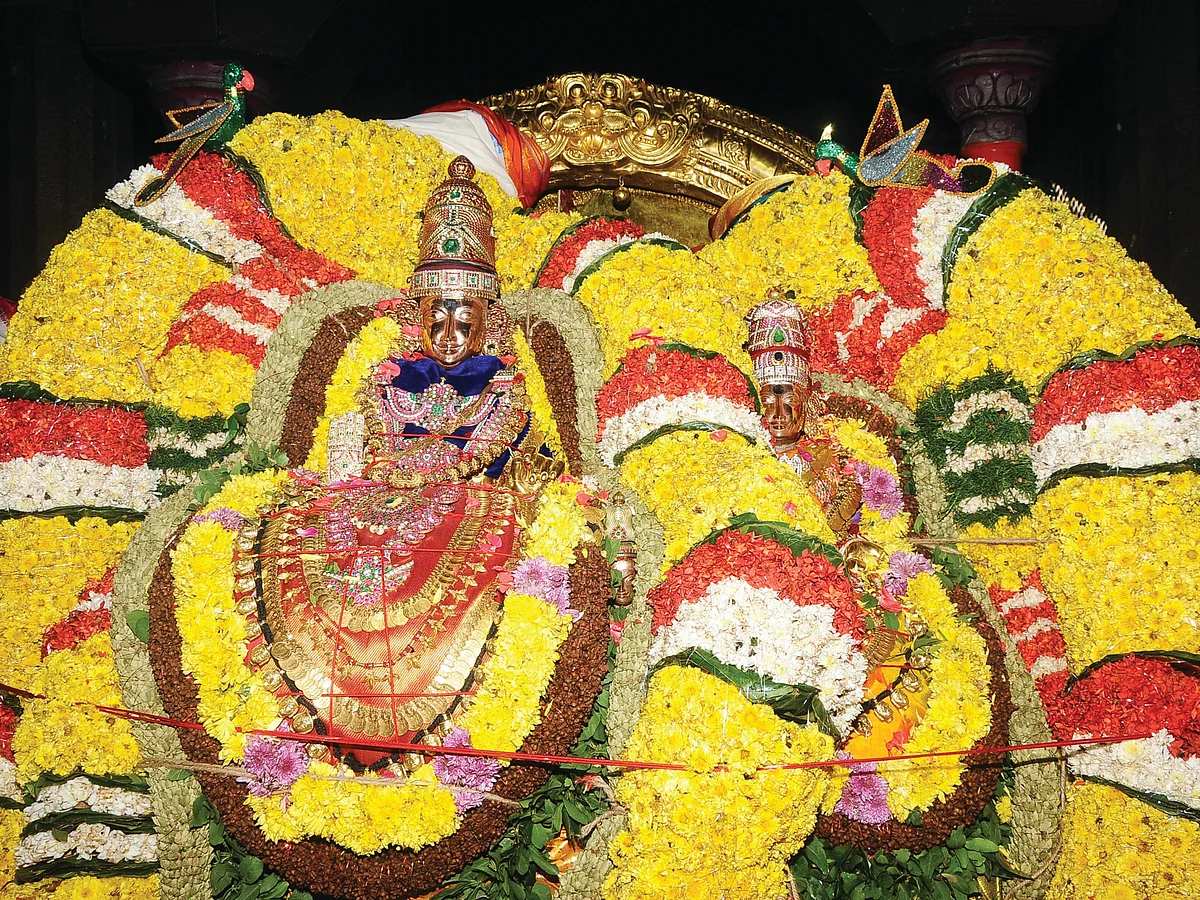 அண்ணாமலையார் கிரிவலம்: அன்னையோடு அண்ணாமலையாரும் தன்னைத்தானே சுற்றி வரும் அருள் லீலை!