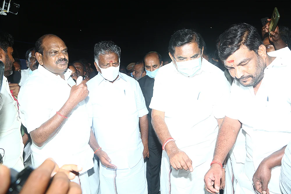 மிஸ்டர் கழுகு: நீதிமன்றம் மூலம் நெருக்கடி... உஷாராகும் ஆளுங்கட்சி!