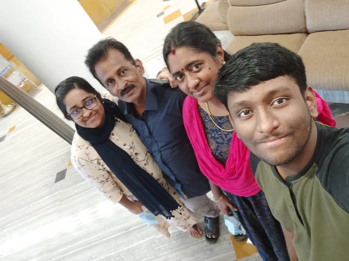 தன் குடும்பத்தினருடன் அரவிந்த்