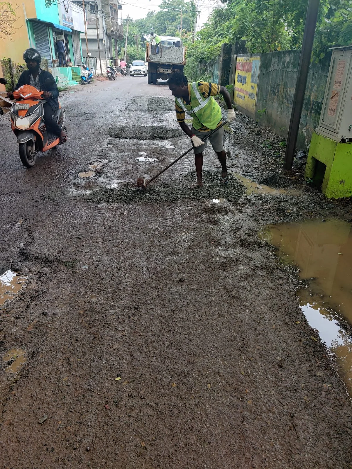 சரிசெய்யப்படும் சாலைகள்