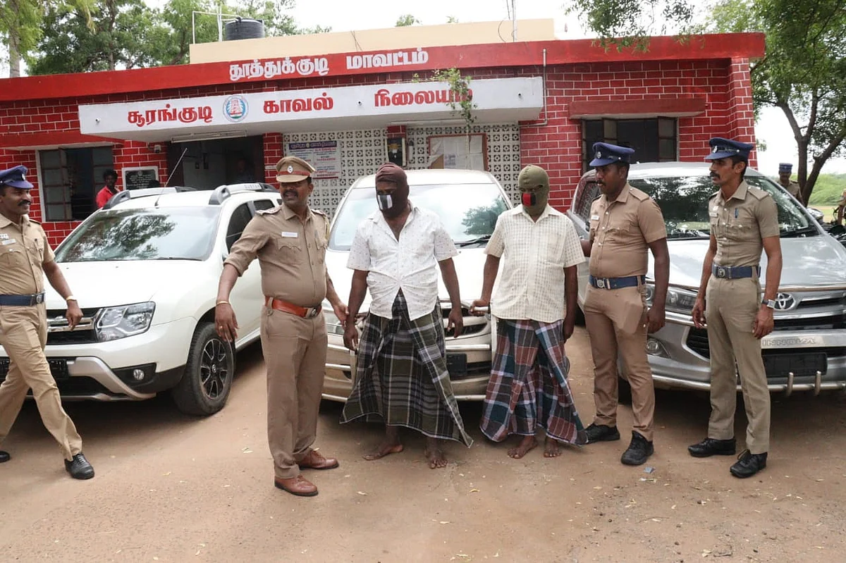 கைது செய்யப்பட்ட செல்வராஜ், ஆறுமுகம்