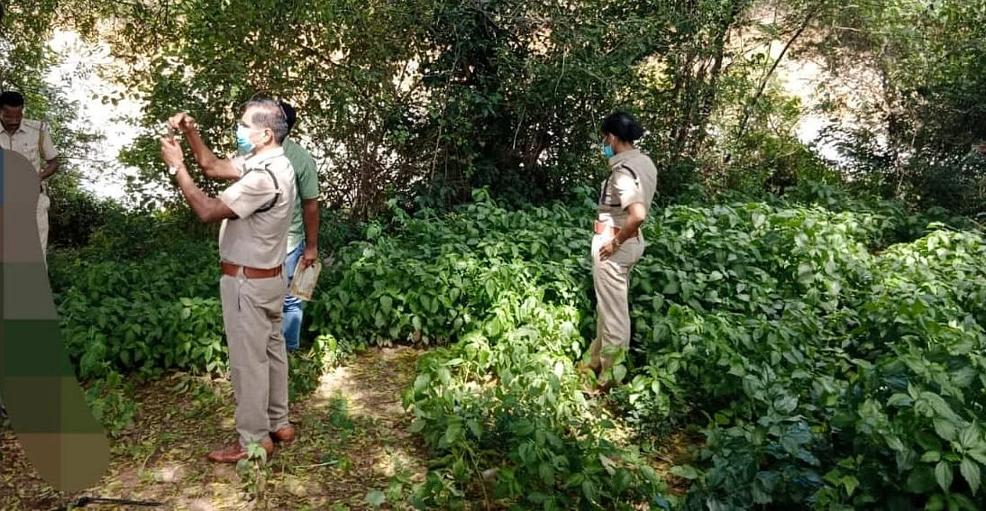 சம்பவ இடத்தில் போலீஸார் விசாரணை
