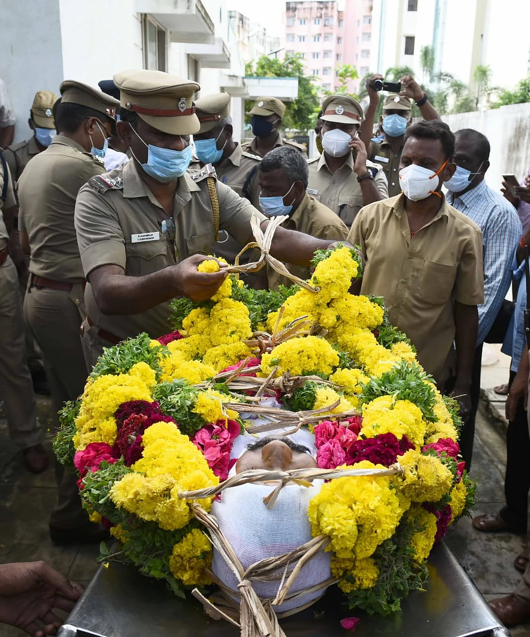 பூமிநாதனுக்கு அஞ்சலி செலுத்தும் போலீஸார்