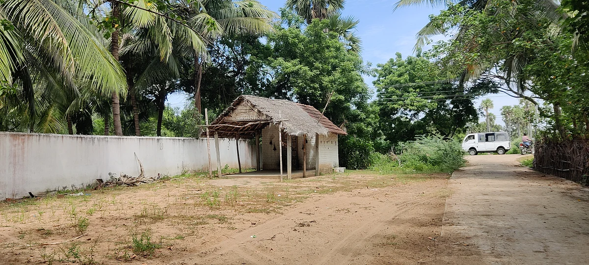 கோயில் மற்றும் நிலம்