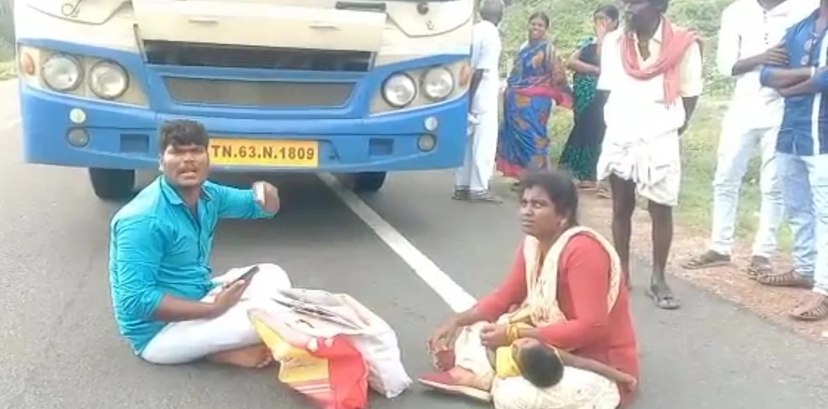 பேருந்து முன் அமர்ந்து போராட்டம்