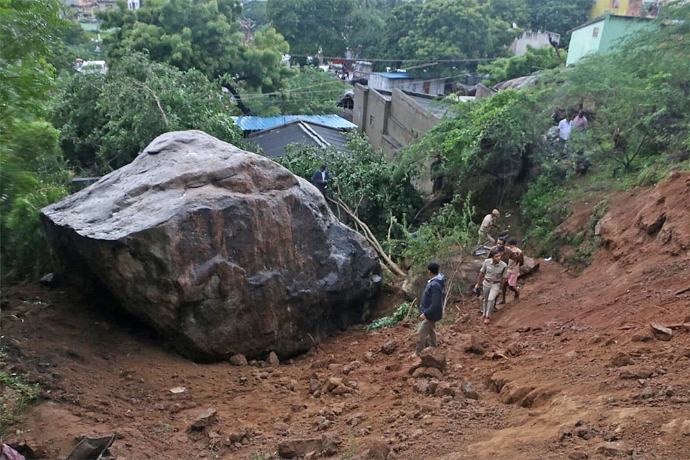 ஆற்றில் அடித்துச் செல்லப்பட்ட கணவன்... கரையோரம் காத்திருக்கும் மனைவி!