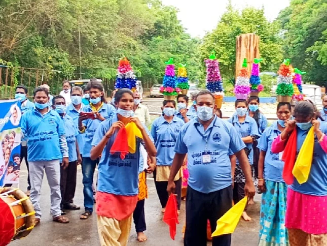 கிராமப்புறக் கல்வியை உயிர்ப்பிக்கும் நாட்டுப்புறக் கலைகள்: களைகட்டும் திருவாரூர் கிராமங்கள்