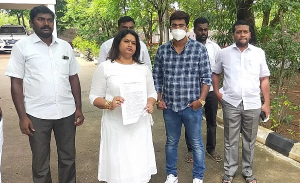 புகார் மனுவுடன் ஷர்மிளா
