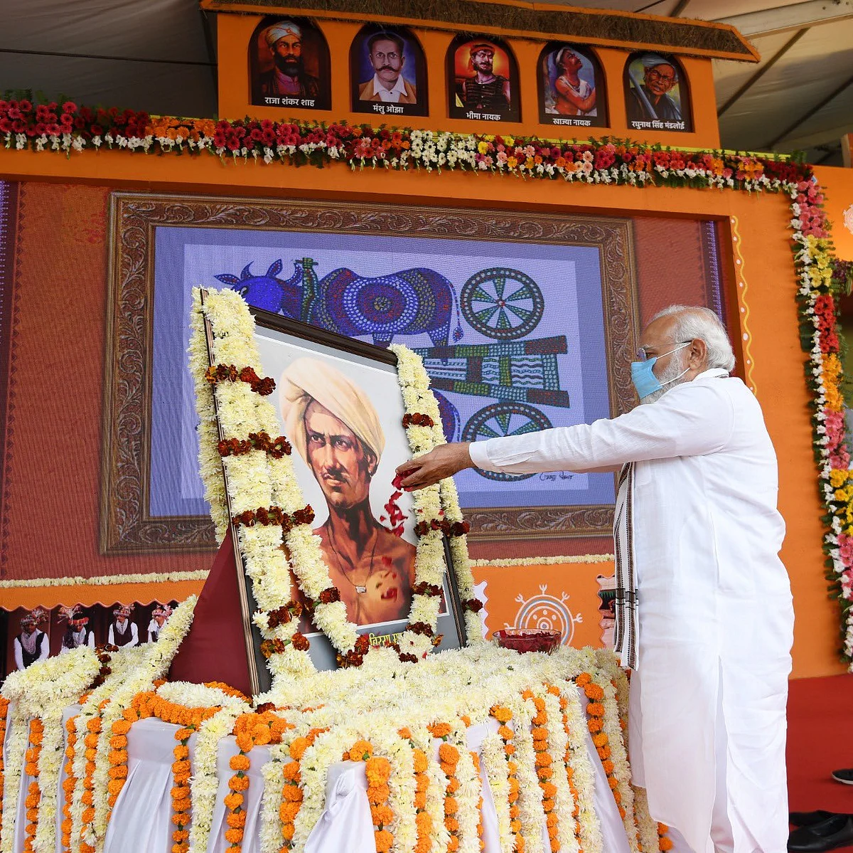 பழங்குடித் தலைவர் பிர்சா முண்டாவுக்கு மரியாதை செலுத்தும் மோடி