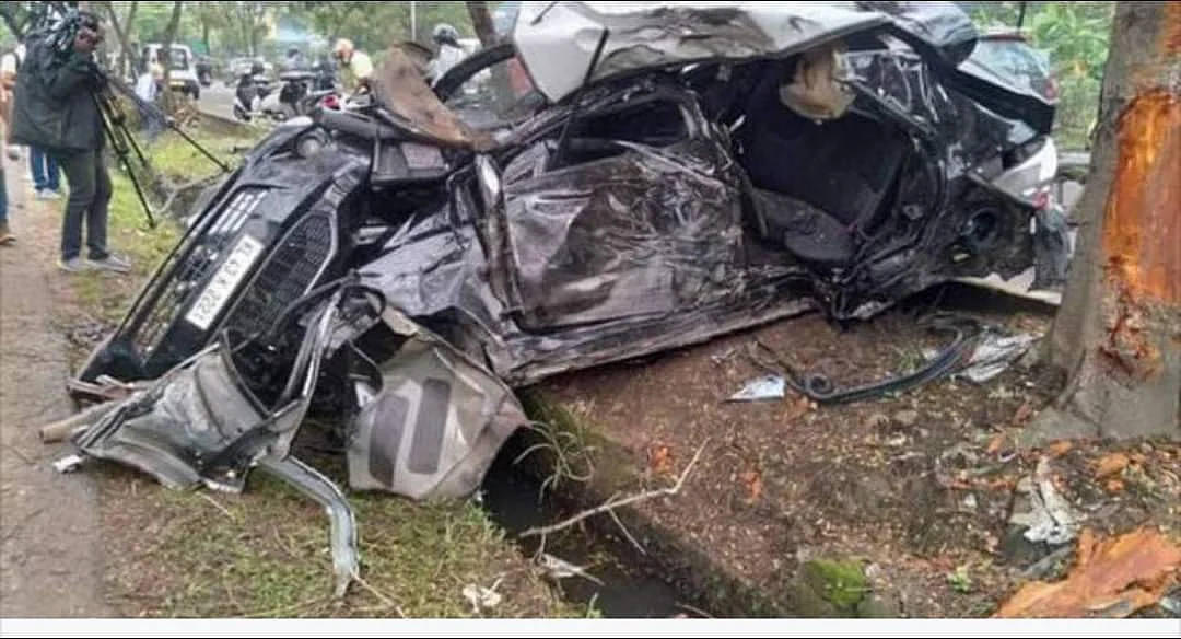 விபத்தில் நொறுங்கிய கார்