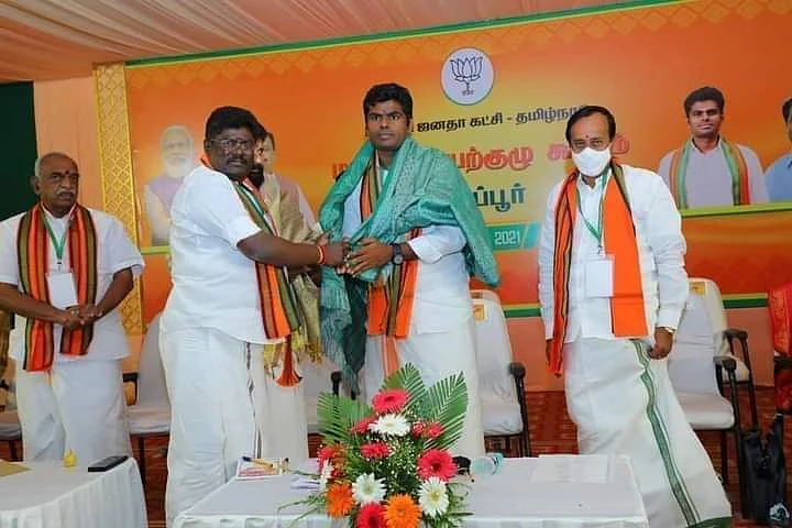 பா.ஜ.க-வில் இணைந்த மாணிக்கம்