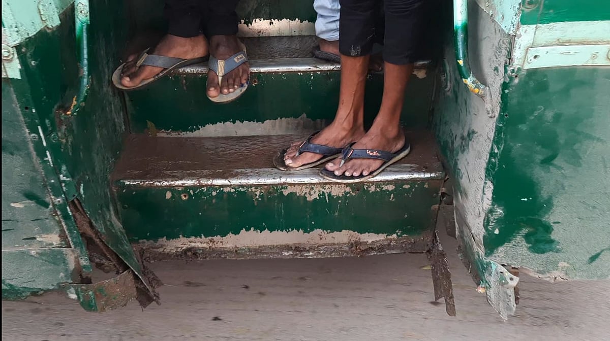 திடீரென உடைந்து விழுந்த அரசுப் பேருந்தின் படிக்கட்டு! - அதிர்ச்சியில் பயணிகள்