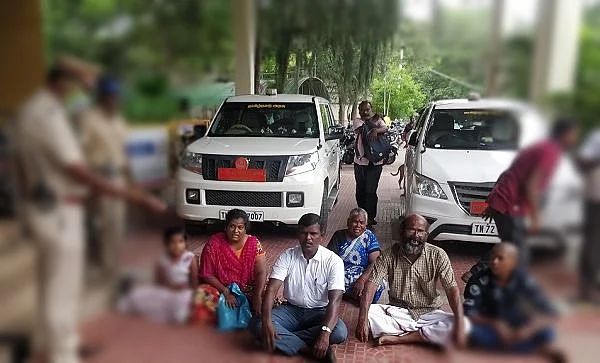ஆட்சியர் அலுவலக வளாகத்தில் தயானந்த் குடும்பத்தினர்