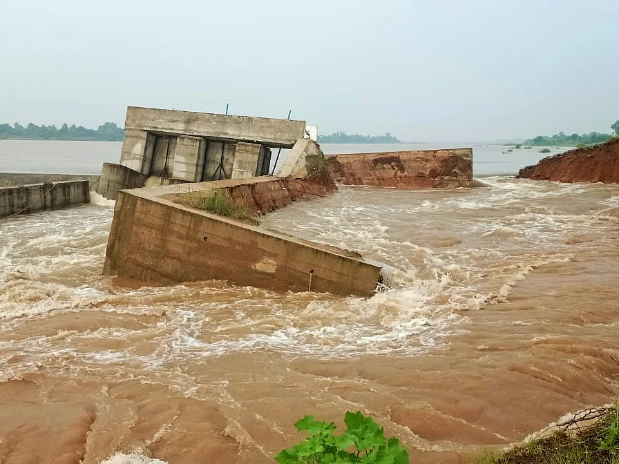 விழுப்புரம்: ரூ. 25.37 கோடியில் கட்டப்பட்ட தளவானூர் தடுப்பணை... மீண்டும் உடைந்தது! #ExclusiveVideo