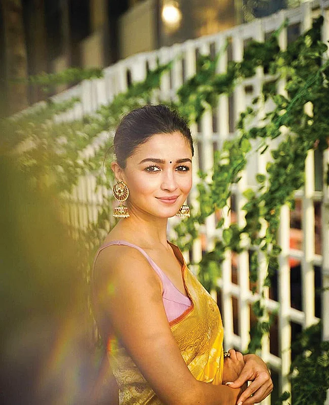 Alia Bhat: சுந்தரி கண்ணால் ஒரு சேதி!