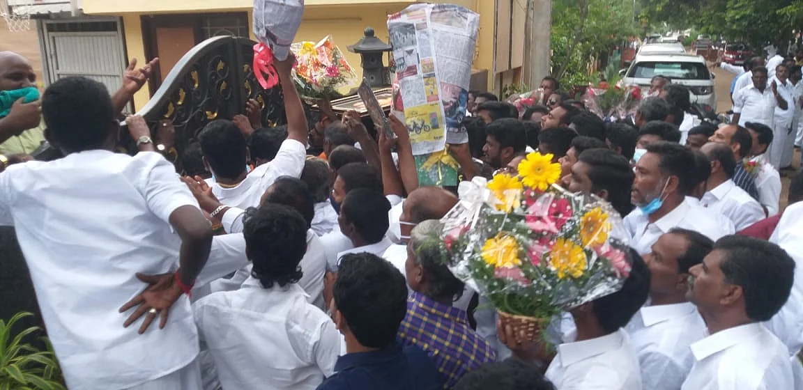 ஆதரவாளர்கள்