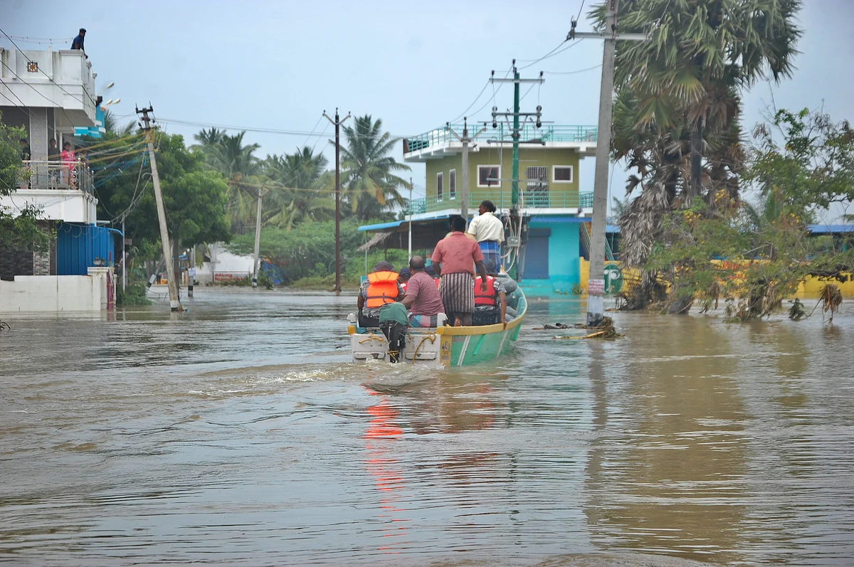 படகு மூலம் மீட்க செல்லும் மீட்பு படையினர்