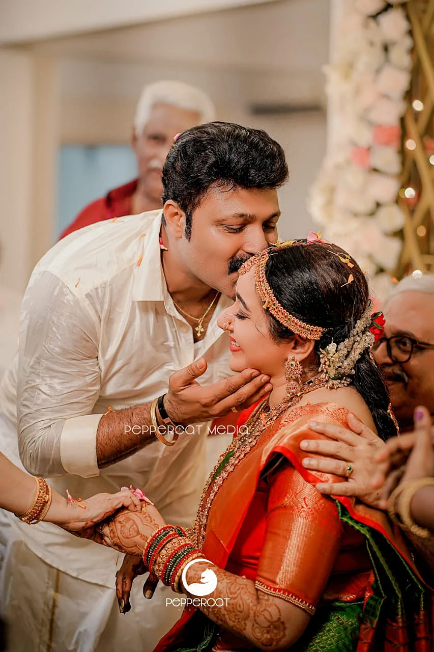கணவருடன் சந்திரா லக்ஷ்மண்