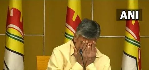 ``முதல்வராகி விட்டுத் தான் மீண்டும் சட்டசபைக்குள் நுழைவேன்!" - கண்ணீருடன் சபதமிட்ட சந்திரபாபு நாயுடு |TDP chief Chandrababu Naidu tears up in Assembly over alleged derogatory comments against him 4 சந்திரபாபு நாயுடு
