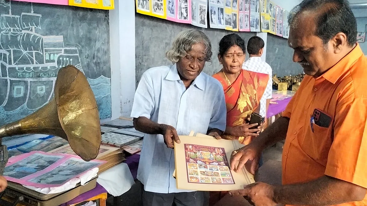 தபால் தலைகள் குறித்து விளக்கும் குப்புசாமி
