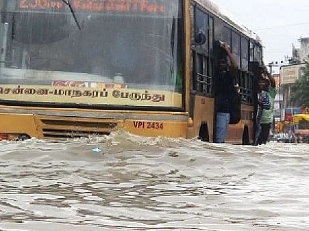 சென்னையில் தொடரும் அதி கனமழை! - 1,000 பேருந்துகளின் சேவை ரத்து