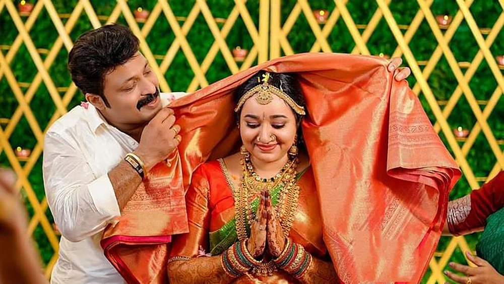 அவள் ONLINE