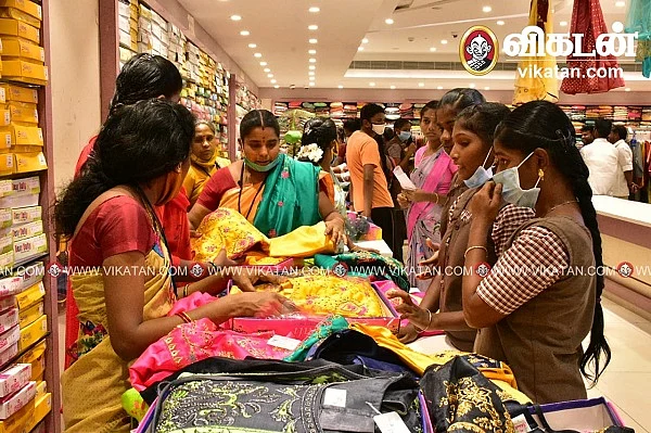 துணி தேர்வு செய்யும் சிறுமிகள்