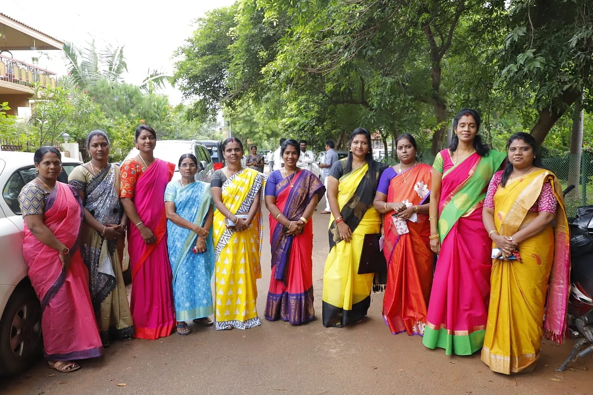 சசிகலா வீட்டின் முன்பு திரண்ட ஆதரவாளர்கள்