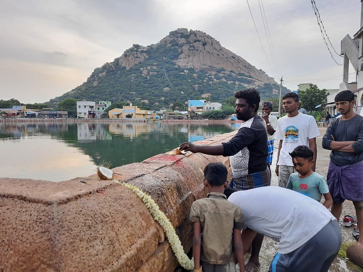 தொடர் மழை: 20 வருடங்களுக்குப் பிறகு நிரம்பிய அய்யர்மலை தெப்பக்குளம்! - மகிழ்ச்சியில் பக்தர்கள்